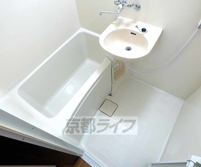 バス・シャワールーム　清潔感のあるお風呂です。