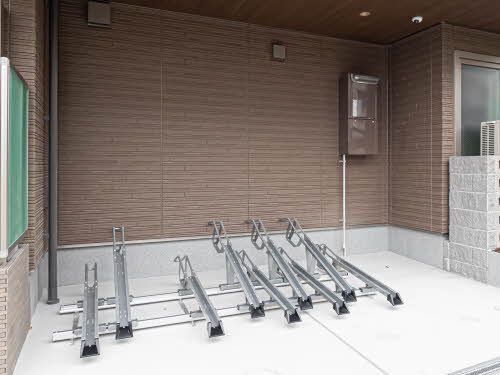 建物外観　ラック式の駐輪場がございます。