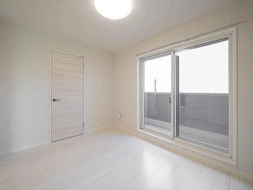 その他部屋・スペース　大きな掃き出し窓がある洋室。