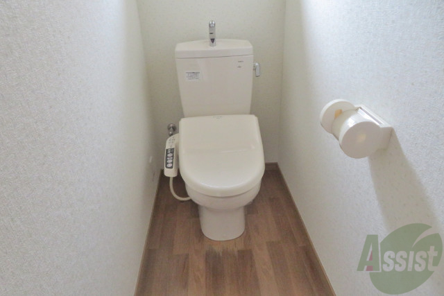 トイレ　嬉しいウォシュレット機能付きです。シャワートイレは便利ですね