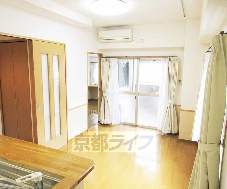 居室・リビング　広い！開放的なＬＤＫ９．８帖です！