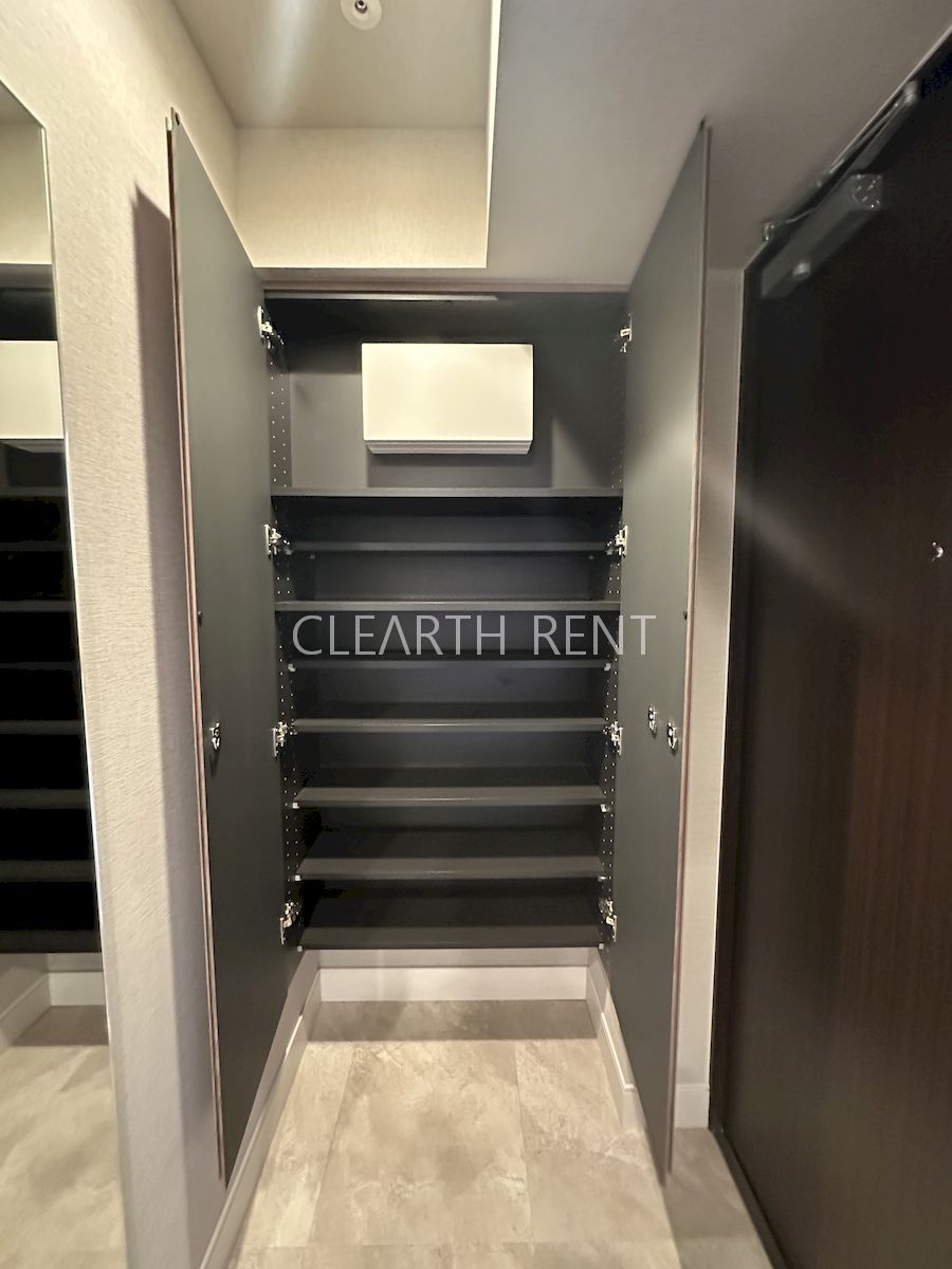 収納　トール型のシューズボックス