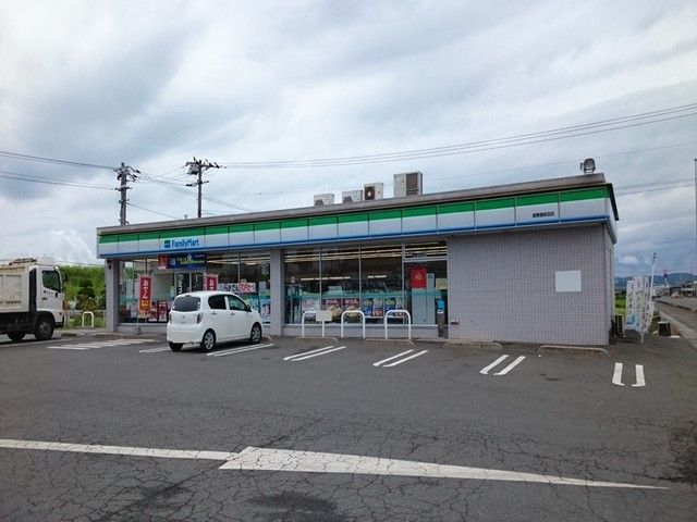 コンビニ　ファミリーマート（コンビニ）まで800m