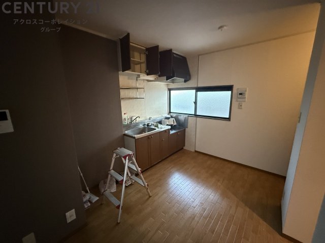 居室・リビング　床色が落ち着いた色合いで綺麗です♪