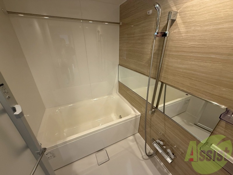 バス・シャワールーム　浴室は追い焚き給湯と浴室乾燥機付きです。嬉しいですね。