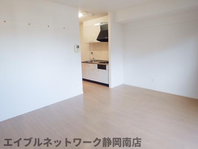 居室・リビング　こちらのリビングで趣味の時間をお楽しみください