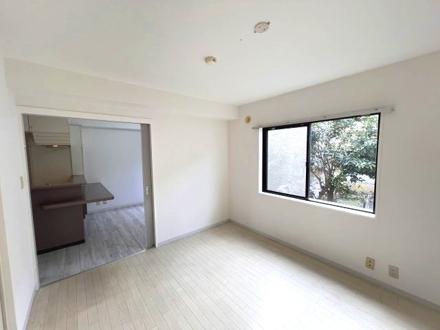 居室・リビング　白を基調とした明るい居室