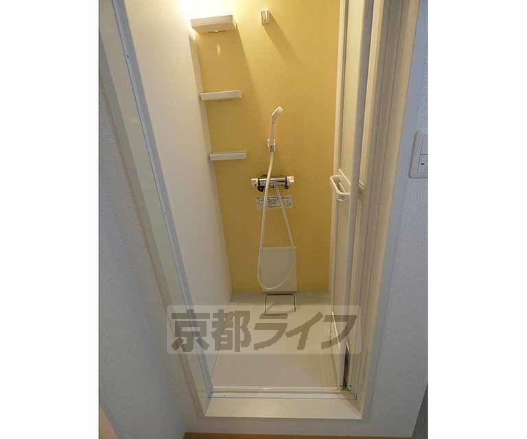 バス・シャワールーム　新築物件で何もかもとてもきれいです