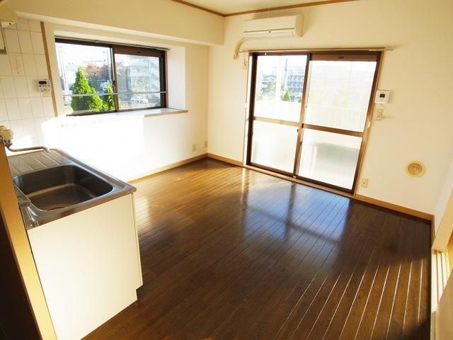 居室・リビング　☆出窓は角部屋のみ☆