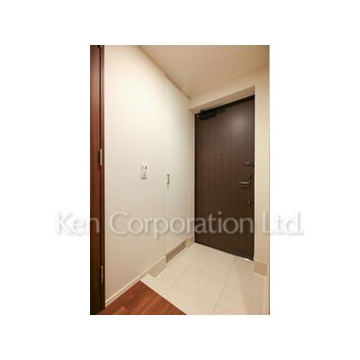 玄関　同タイプ4階のお部屋を撮影。仕様が異なることがあります。