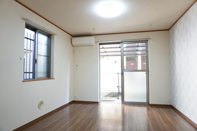 居室・リビング　南東向きで日当たり良好なお部屋！暖かな日差しが入ります♪