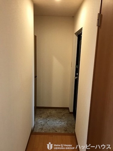 玄関　同タイプの異なる部屋のお写真です。現況優先でお願いします。