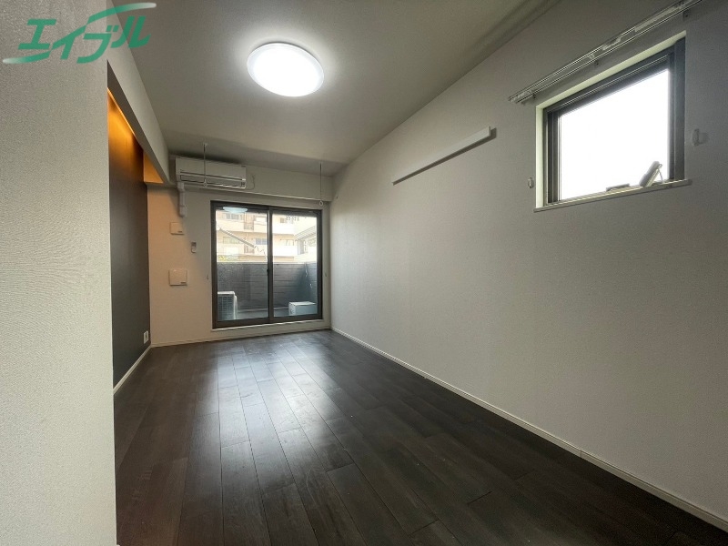 居室・リビング　同型反転参考写真