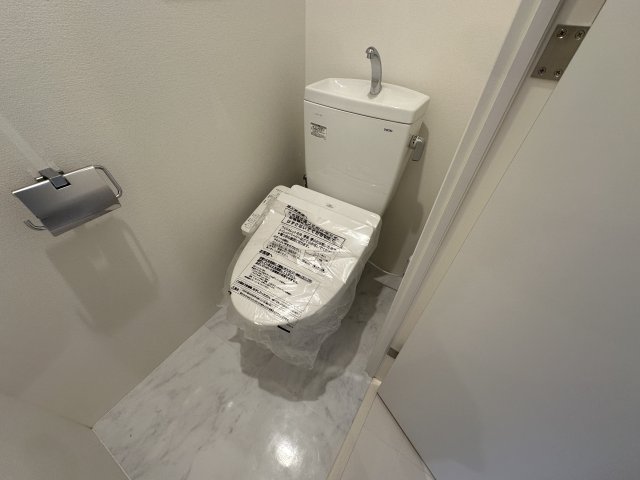 トイレ　落ち着いた色調のトイレです