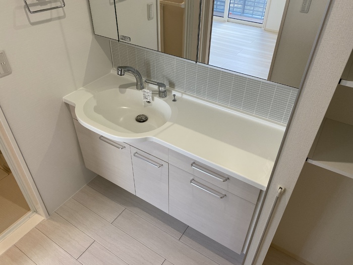 洗面設備　シャワー付き洗面化粧台