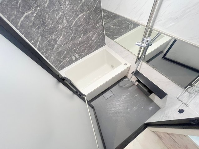 バス・シャワールーム　大きなバスルームは、足を伸ばせしてゆっくりできます。