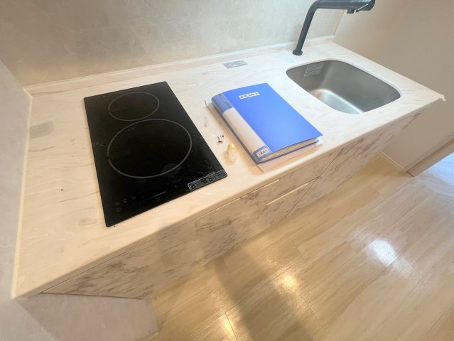 キッチン　お掃除しやすいＩＨクッキングヒーターです。