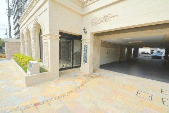 駐車場　敷地内にある駐輪場。雨の日にはうれしい屋根つきです。