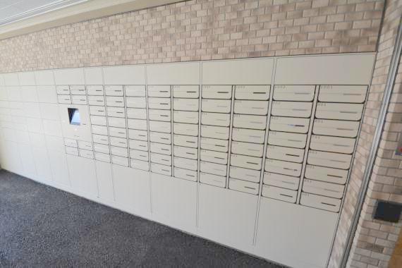 ロビー　ロビーにある各部屋毎のメールボックス。