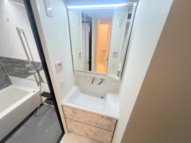 洗面設備　人気の独立洗面所にはうれしいシャンプードレッサーが付いてます