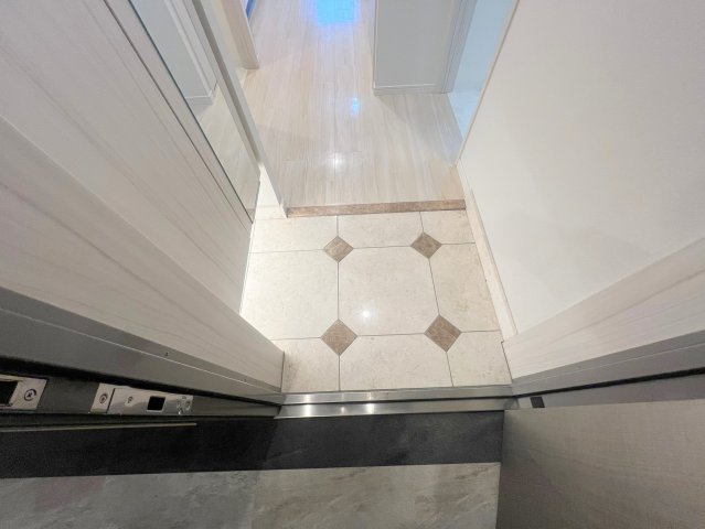 玄関　玄関に入るとお部屋まで一直線、明るい光が差し込みます。