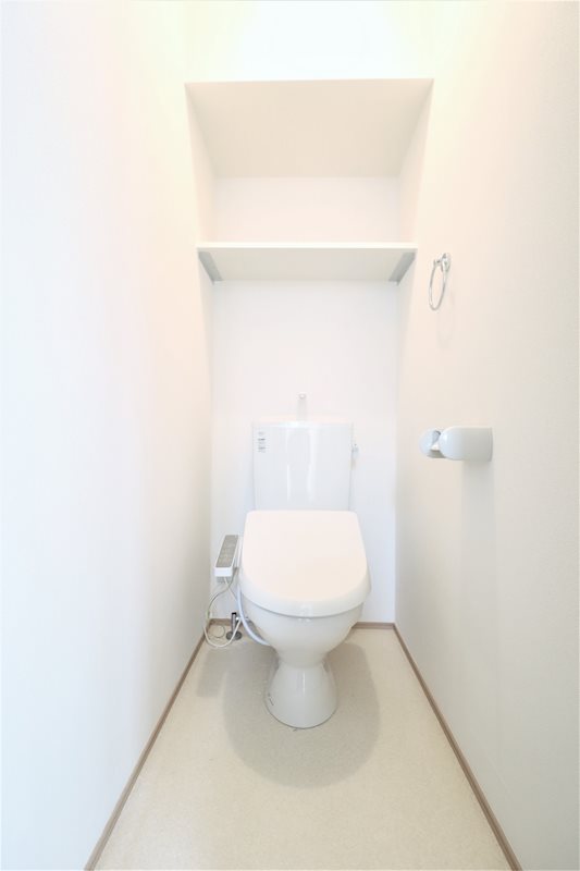 トイレ　温水洗浄便座付きのトイレです。