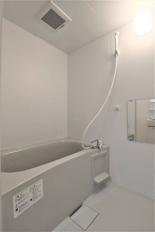 バス・シャワールーム　清潔感のあるバスルームです。