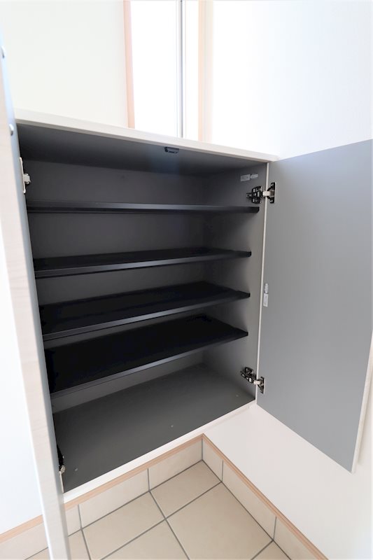 玄関　収納力のある下駄箱をご用意いたしました。