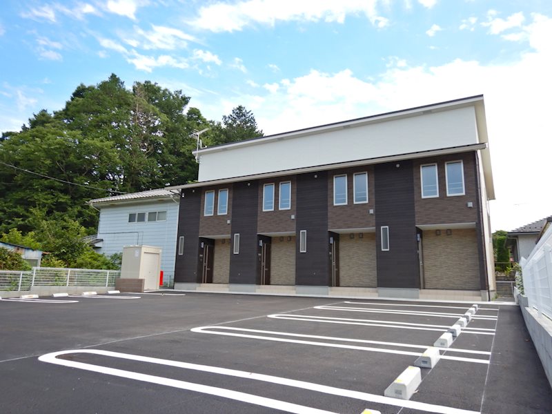 建物外観　1軒様毎の玄関の作りとなっているので、プライベートが保守でき