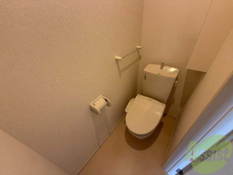 トイレ　温水洗浄付きの便座です。便利で使い勝手がいいですね。