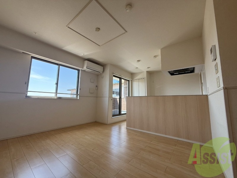 居室・リビング　１１．１帖のリビングは大きな窓のおかげでよく陽が差します