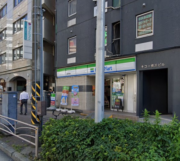 コンビニ　ファミリーマート 横浜栄町店（コンビニ）まで242m