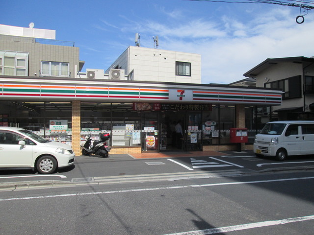 コンビニ　セブンイレブン東京医科大前店（コンビニ）まで110m