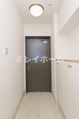 玄関　同建物内、別のお部屋の参考写真になります。