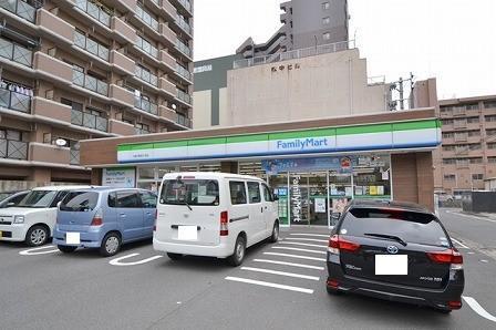 コンビニ　ファミリーマート（コンビニ）まで300m