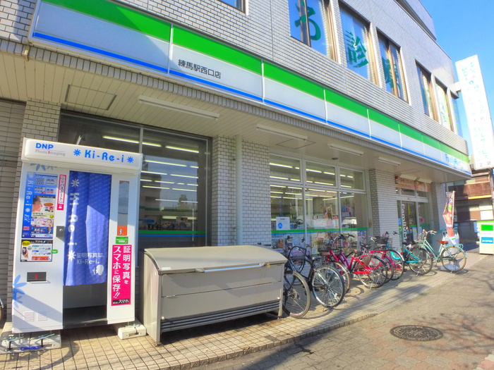 コンビニ　ファミリーマート（コンビニ）まで243m