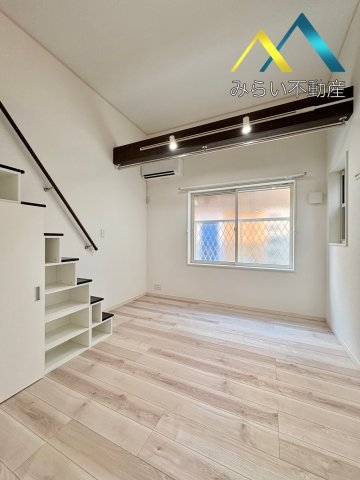 居室・リビング　写真は同タイプ部屋の1Fの洋室になります。