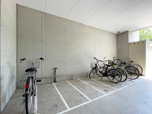 その他共有部分　屋根付き駐車場なので雨の日でも安心です