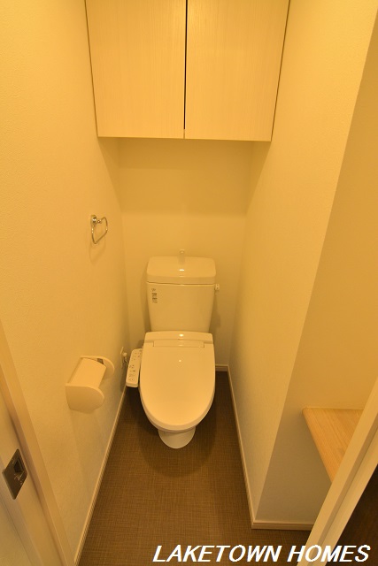 トイレ　上部に収納がある温水洗浄暖房便座付のトイレです。