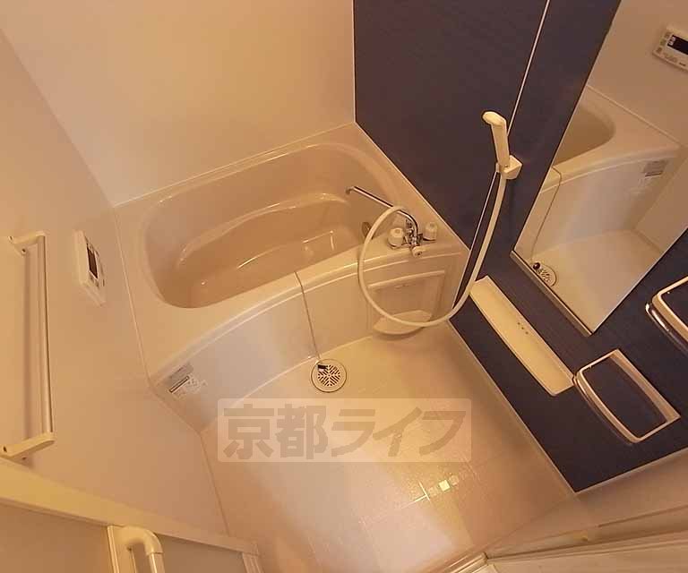 バス・シャワールーム　広めのバスルームです。