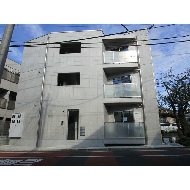 建物外観　「下北沢」駅より徒歩４分　鎌倉通りに面した高台に立地。
