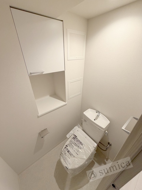 トイレ　人気アイテムの温水洗浄便座。清潔感のあるトイレです。