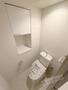トイレ　人気アイテムの温水洗浄便座。清潔感のあるトイレです。