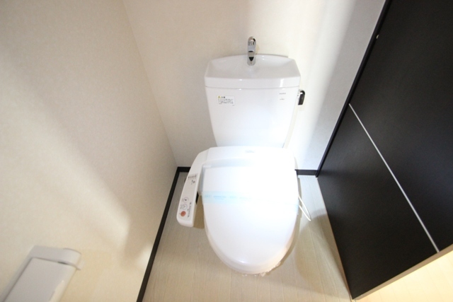 トイレ　※写真は同物件別部屋の物です。現状優先となります。