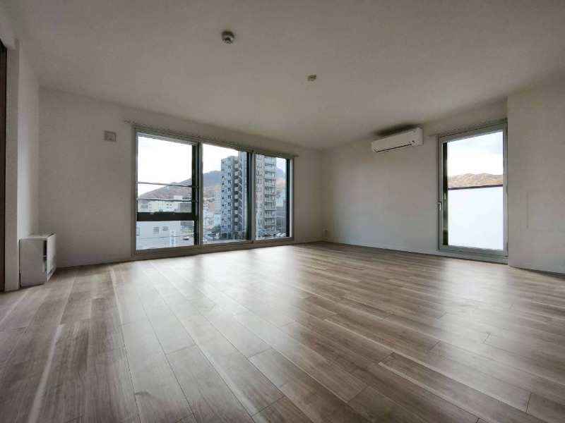 居室・リビング　木目のフローリングは落ち着きのある印象のお部屋になりますね。