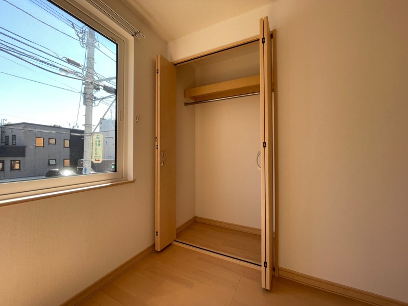 収納　こちらの収納にはハンガーをかけて服もしまえますね。
