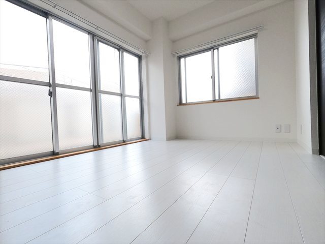 その他部屋・スペース　窓が大きく明るい洋室