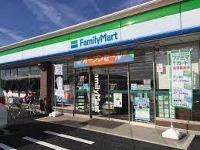コンビニ　ファミリーマート伊丹緑ヶ丘店（コンビニ）まで816m