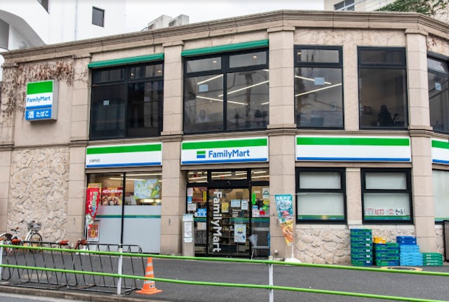コンビニ　ファミリーマート元麻布店（コンビニ）まで691m