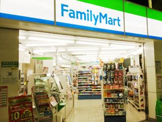 コンビニ　ファミリーマート みなと元町駅前店（コンビニ）まで133m